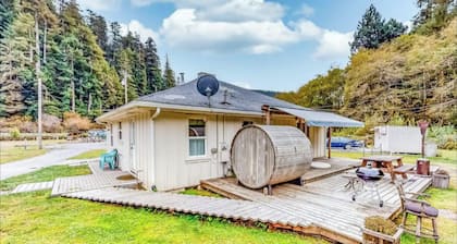 Heart of the Redwoods EQUONI Cottage w/ Sauna
