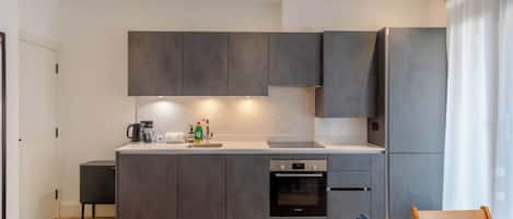 Fridge, oven, stovetop, dishwasher