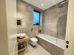 Bathtub, hair dryer - Modern 1 Bed | Private Patio | WiFi | East London (London)