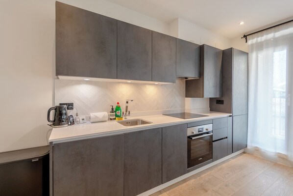 Fridge, oven, stovetop, dishwasher