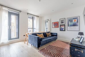 TV, offices - Modern 1 Bed | Private Patio | WiFi | East London (London)