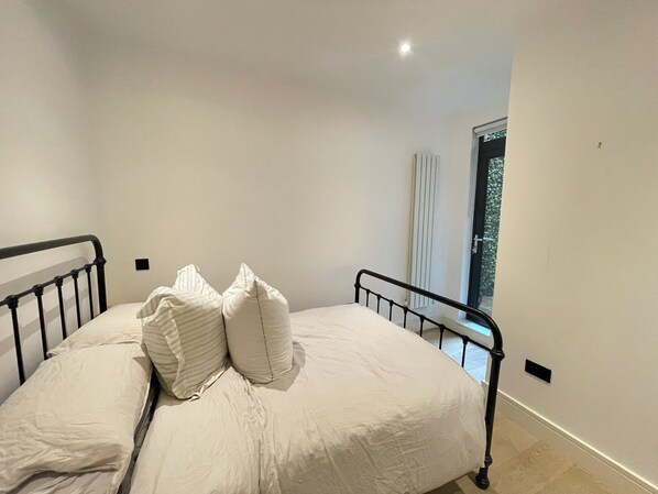 1 bedroom, iron/ironing board, Internet, bed sheets - Modern 1 Bed | Private Patio | WiFi | East London (London)