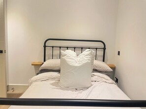 1 chambre, fer et planche à repasser, accès Internet, draps fournis