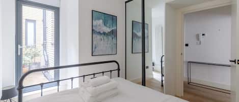 1 habitación, tabla de planchar con plancha, internet y ropa de cama