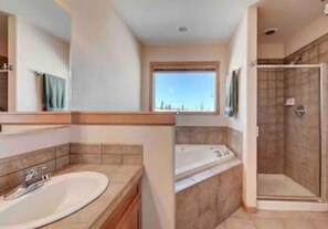 Jetted bath, hair dryer, towels, soap - Pet Friendly cabin w/ fireplace and mountain views (Jefferson)