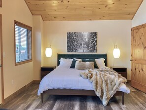 3 bedrooms, desk, iron/ironing board, free WiFi - Pet Friendly cabin w/ fireplace and mountain views (Jefferson)