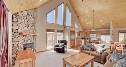 Pet Friendly cabin w/ fireplace and mountain views