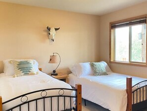 3 habitaciones, escritorio, tabla de planchar con plancha y wifi gratis 