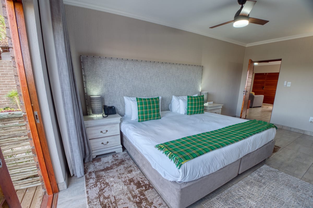 Familie appartement | Luxe beddengoed, bedden met traagschuimmatras, een bureau