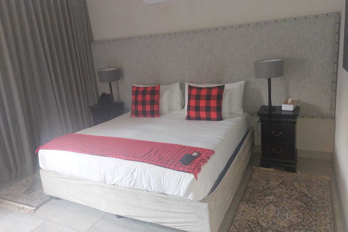 Queen Room | Luxe beddengoed, bedden met traagschuimmatras, een bureau