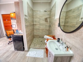 Shower, rainfall showerhead, free toiletries, hair dryer