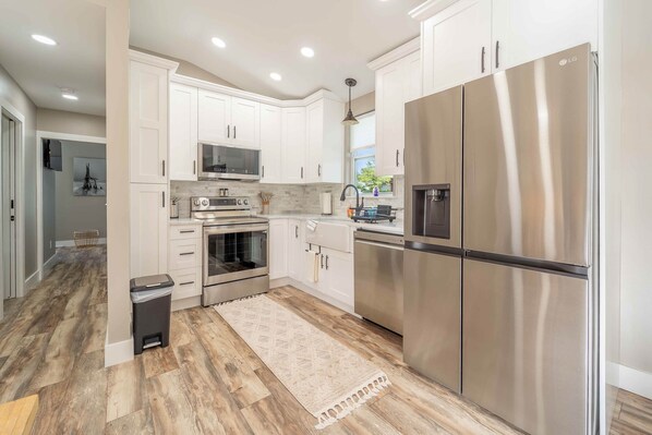 Kühlschrank, Mikrowelle, Ofen, Herdplatte