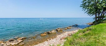 Lakefront Midcentury Cottage