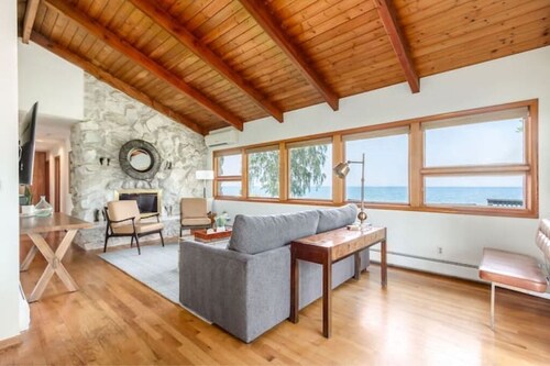 Lakefront Midcentury Cottage