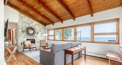 Lakefront Midcentury Cottage