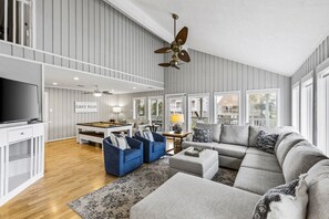 تلفزيون ذكي، مشغل دي في دي، تنس طاولة، كُتُب