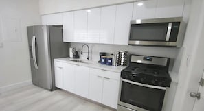 Fridge, microwave, oven, coffee/tea maker - 251 Airport/Top House Apartment1 (Miami)