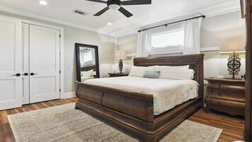 4 bedrooms, desk, iron/ironing board, free WiFi