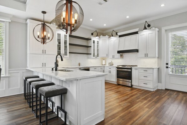 Fridge, microwave, oven, stovetop - 4 BR/4 Ensuite Bath/Games/Walk to Beach & Heated Pool / Spa (Gulfport)