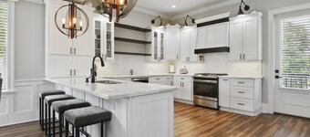 4 BR/4 Ensuite Bath/Games/Walk to Beach & Heated Pool / Spa