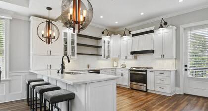 4 BR/4 Ensuite Bath/Games/Walk to Beach & Heated Pool / Spa