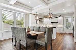 Dining - 4 BR/4 Ensuite Bath/Games/Walk to Beach & Heated Pool / Spa (Gulfport)