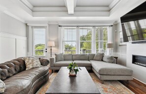 Smart TV, fireplace, video games, table tennis - 4 BR/4 Ensuite Bath/Games/Walk to Beach & Heated Pool / Spa (Gulfport)