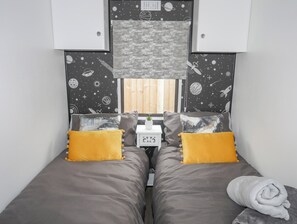 2 kamar tidur dan didekorasi berbeda-beda