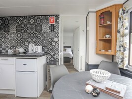 冰箱、电热水壶、厨具/餐具