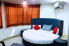 1 bedroom, desk, free WiFi, bed sheets - Hotel Vrundavan (Gandhinagar)