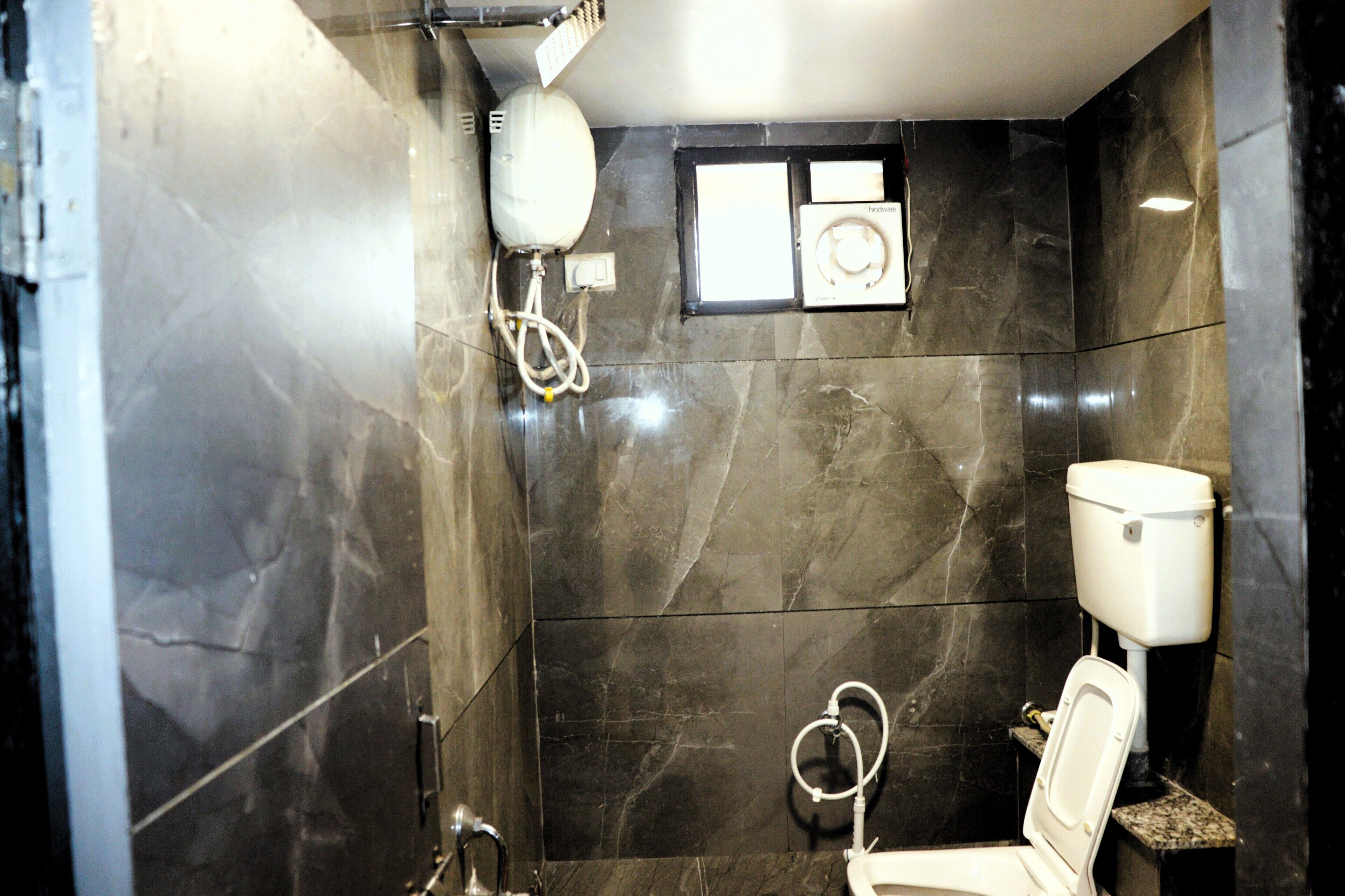 Une salle de bain moderne équipée de toilettes, d’un bidet et d’une douche.