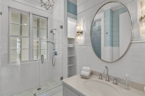 Shower, hair dryer, towels, shampoo - Watercolor Oceanfront House Sleeps 8 Amazing Views (Santa Rosa Beach)