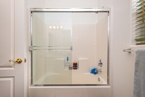 Een douche, een haardroger, handdoeken, zeep