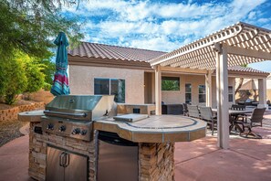 Outdoor dining - AMAZING Pool home with outdoor kitchen, firepit, and waterfall Close 2 Casinos! (Bullhead City)