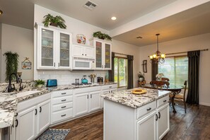 Fridge, microwave, oven, stovetop - AMAZING Pool home with outdoor kitchen, firepit, and waterfall Close 2 Casinos! (Bullhead City)