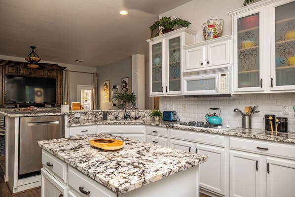 Fridge, microwave, oven, stovetop - AMAZING Pool home with outdoor kitchen, firepit, and waterfall Close 2 Casinos! (Bullhead City)