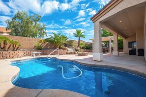 Outdoor pool - AMAZING Pool home with outdoor kitchen, firepit, and waterfall Close 2 Casinos! (Bullhead City)