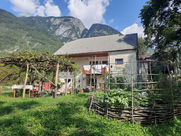 المنشأة من الخارج