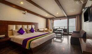 Rom – deluxe | Safe på rommet, skrivebord, strykejern/-brett og sengetøy