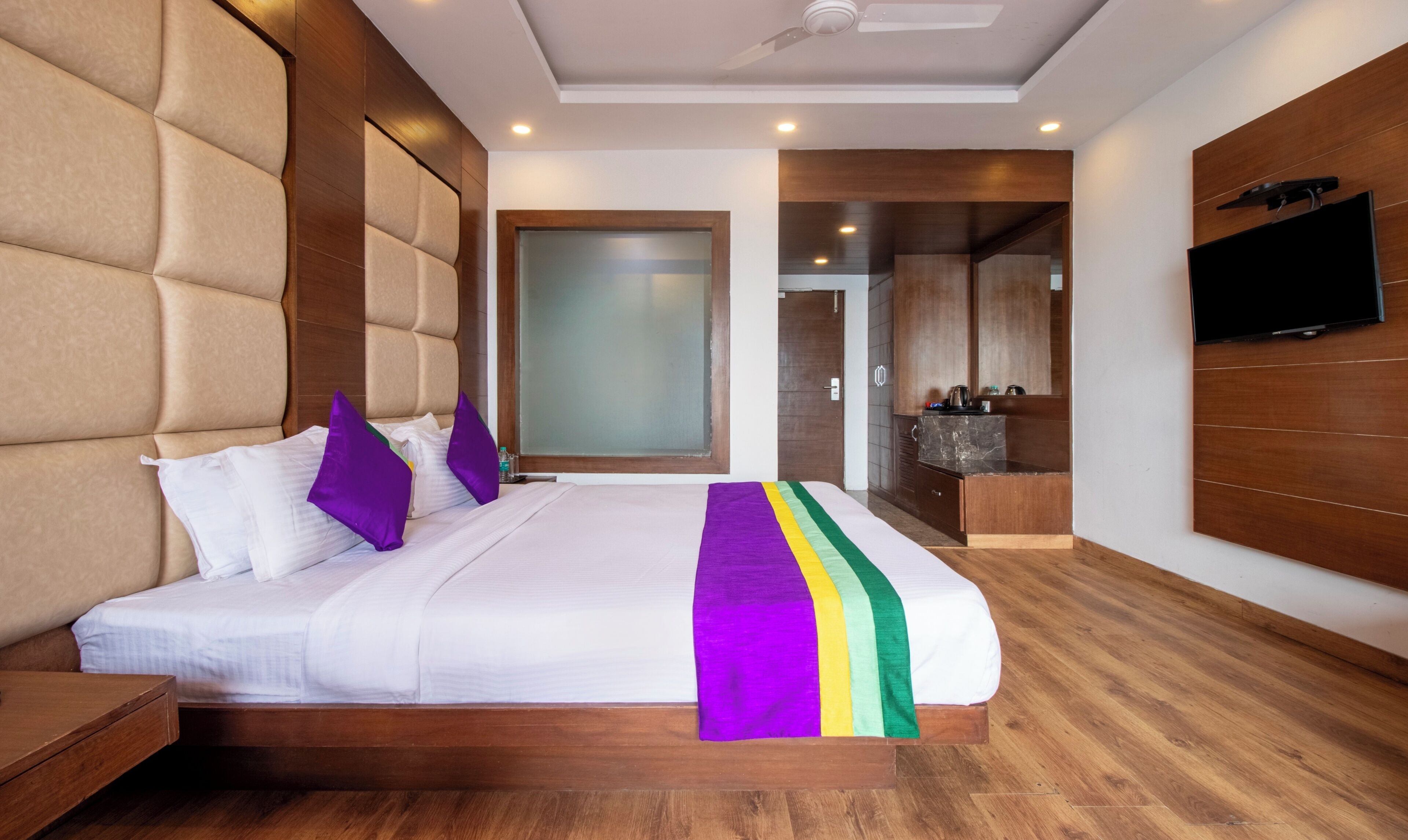 In-room safe, desk, iron/ironing board, bed sheets