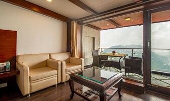 Caja de seguridad en la habitación y escritorio 