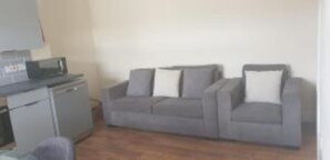 Smart TV - 2 Bedroom Flat 2 Min Walk to Station & Town Centre (Gravesend)