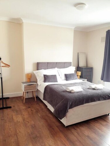 2 Bedroom Flat 2 Min Walk to Station & Town Centre