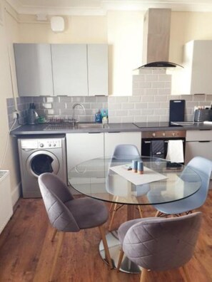 Fridge, microwave, oven, stovetop - 2 Bedroom Flat 2 Min Walk to Station & Town Centre (Gravesend)