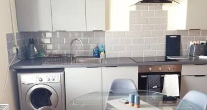 2 Bedroom Flat 2 Min Walk to Station & Town Centre
