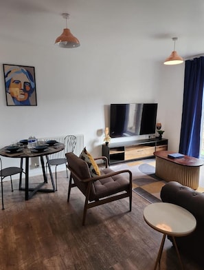 Apartamento, várias camas | Área de estar