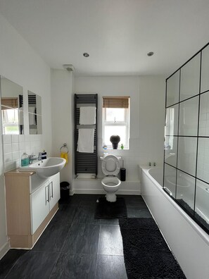 Apartemen, Beberapa Tempat Tidur | Kamar mandi | Kombinasi shower/bathtub, bathtub besar,  dan handuk