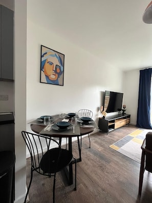 Apartamento, várias camas | Opções para refeição