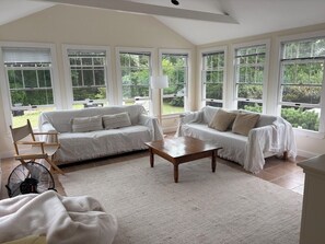 Smart TV, fireplace, books - Classic Cape House Walking Distance to the Beach - Many recent upgrades (Chatham)