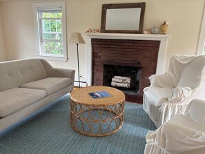 Una Smart TV, una chimenea, libros